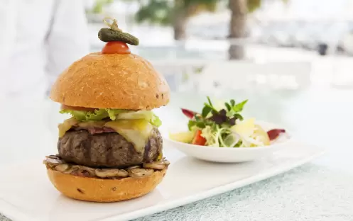 Poolside's beef burger_3942